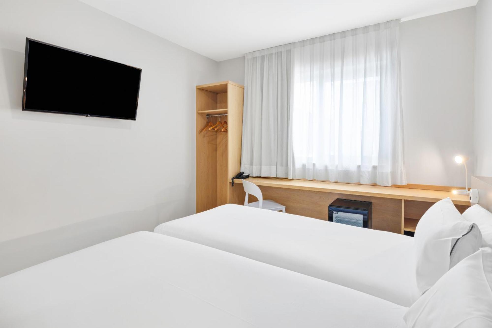 บี แอนด์ บี โฮเต็ล โรซัส Hotel ลัสโรซัส เด มาดริด ภายนอก รูปภาพ