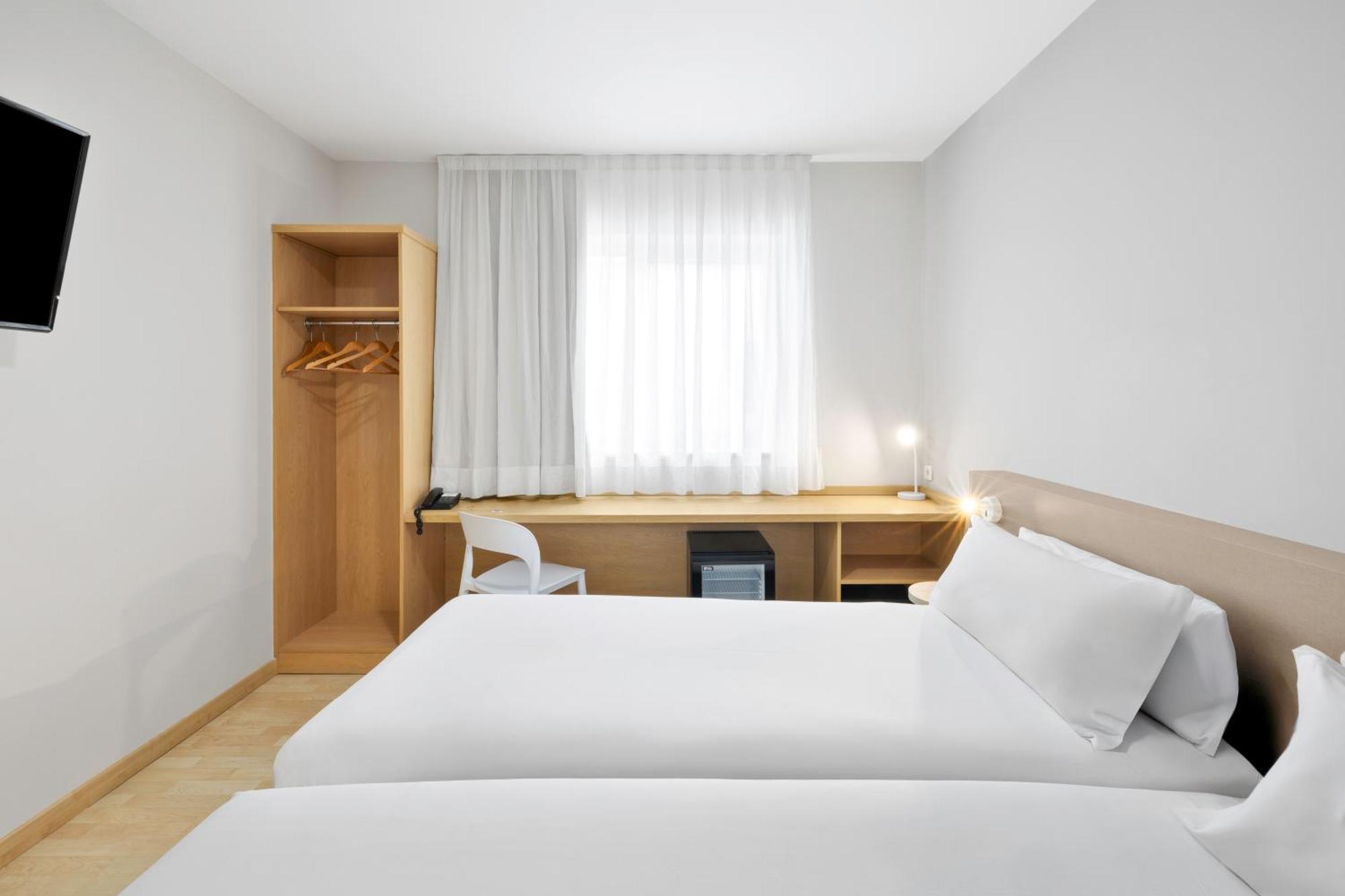 บี แอนด์ บี โฮเต็ล โรซัส Hotel ลัสโรซัส เด มาดริด ภายนอก รูปภาพ
