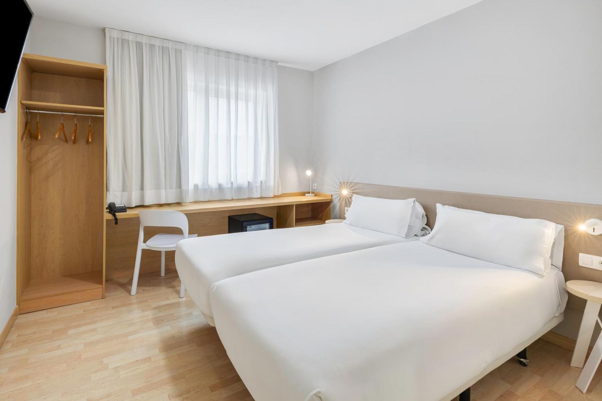 บี แอนด์ บี โฮเต็ล โรซัส Hotel ลัสโรซัส เด มาดริด ภายนอก รูปภาพ